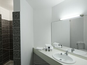 Standard Triple Room, 1 Bedroom, Private Bathroom, Garden View | Bathroom