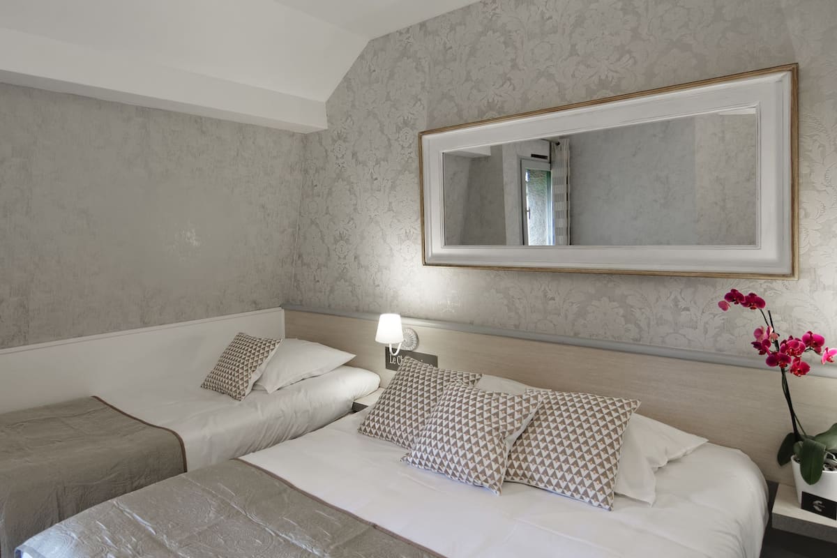 Standaard driepersoonskamer, 1 slaapkamer, privébadkamer, uitzicht op tuin | 1 slaapkamer, luxe beddengoed, een kluis op de kamer, een bureau