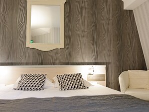 Comfort Double Room, Private Bathroom, Garden View | 1 bedroom, premium bedding, in-room safe, desk - Hotel Le Chantereigne (Sainte-Savine)