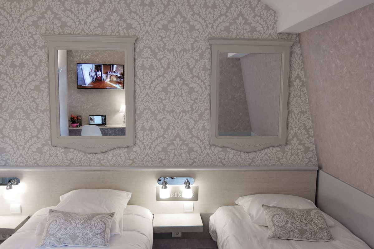 Comfort Twin kamer, Meerdere bedden, privébadkamer, uitzicht op tuin | 1 slaapkamer, luxe beddengoed, een kluis op de kamer, een bureau