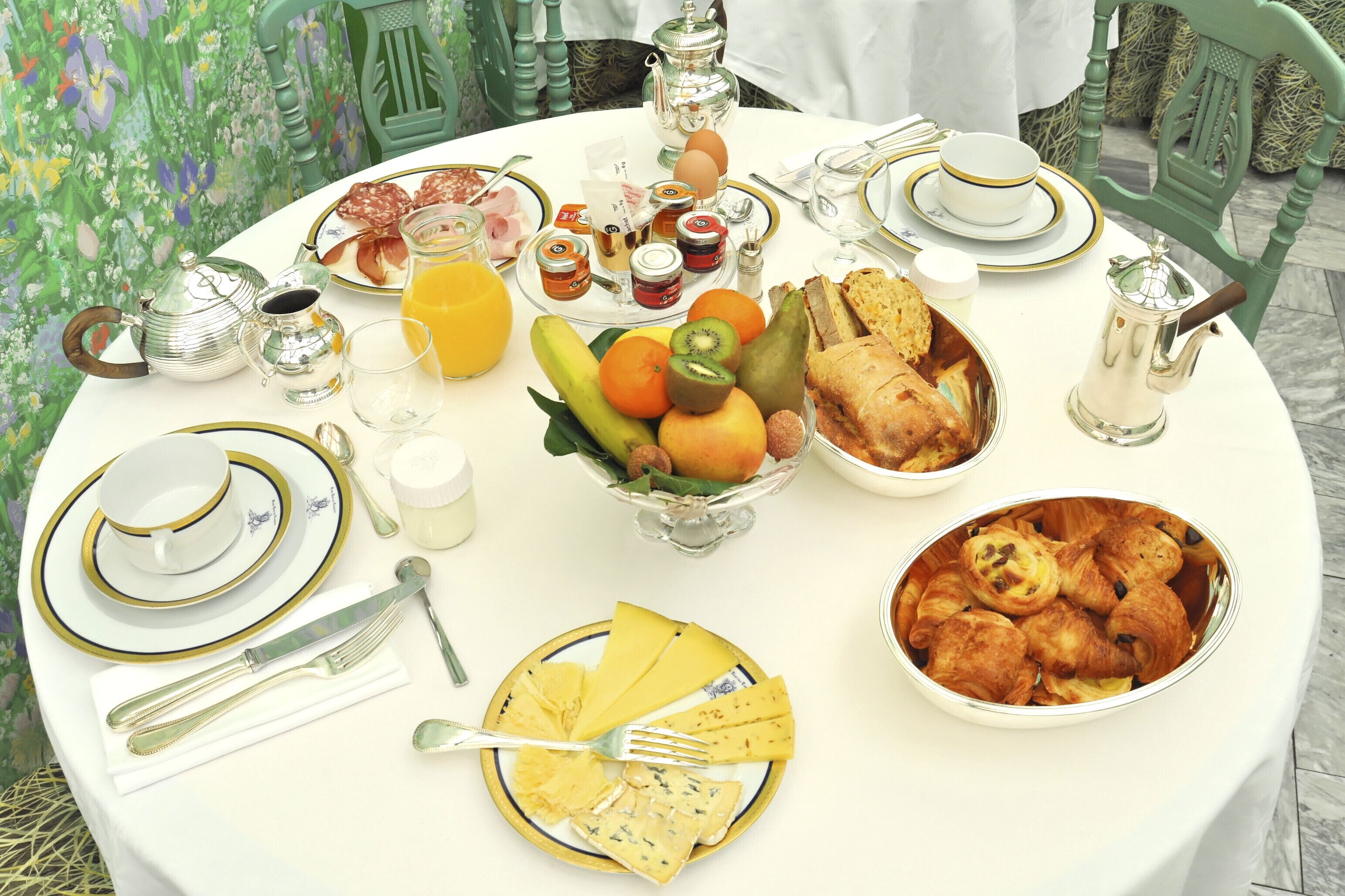 daily continental breakfast (eur 11 per person)