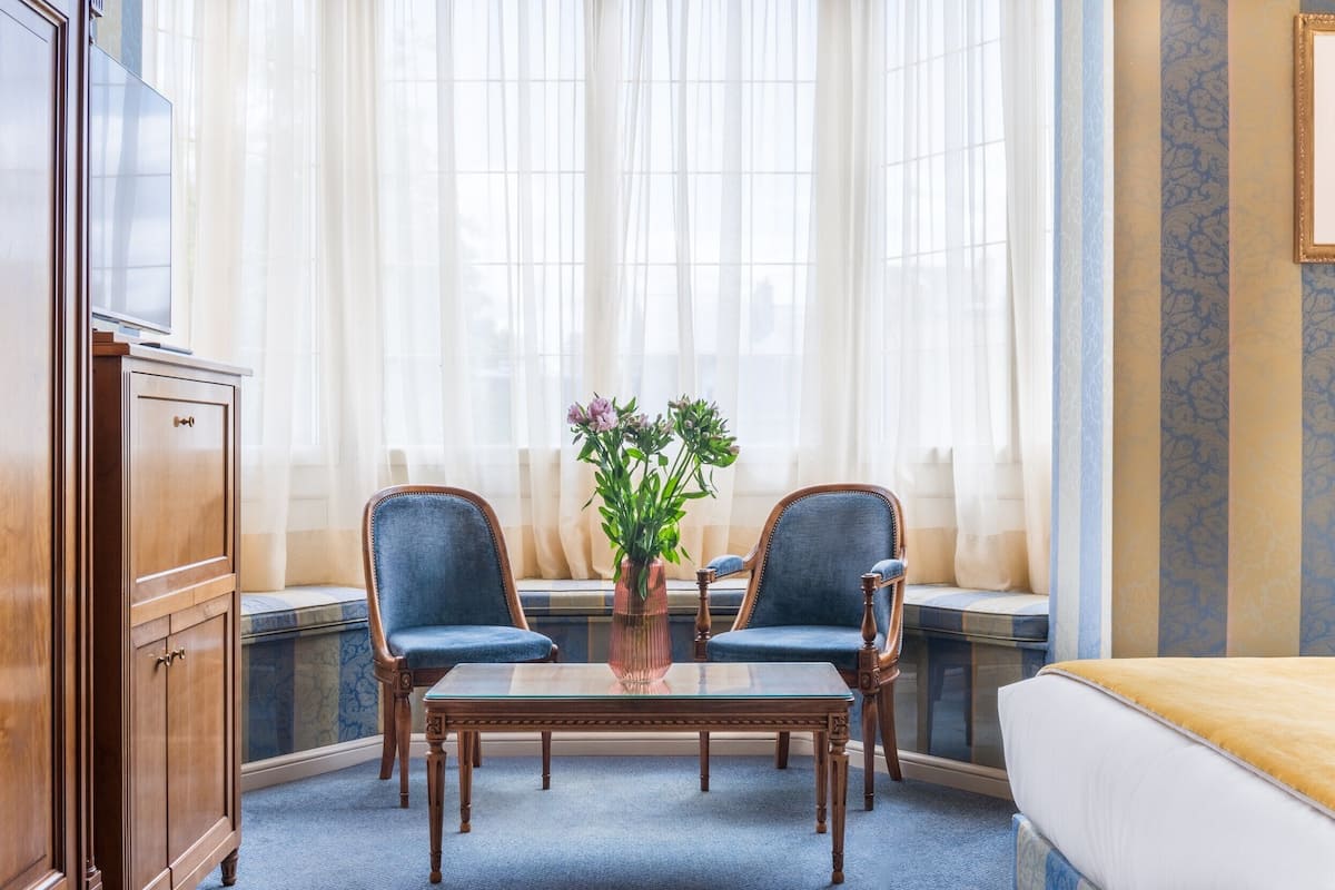 deluxe double or twin room, ensuite | living area | lcd tv