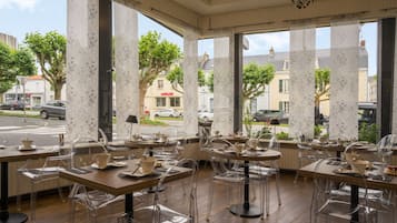 Daily continental breakfast (EUR 11.5 per person)