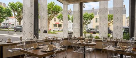 Daily continental breakfast (EUR 12 per person)