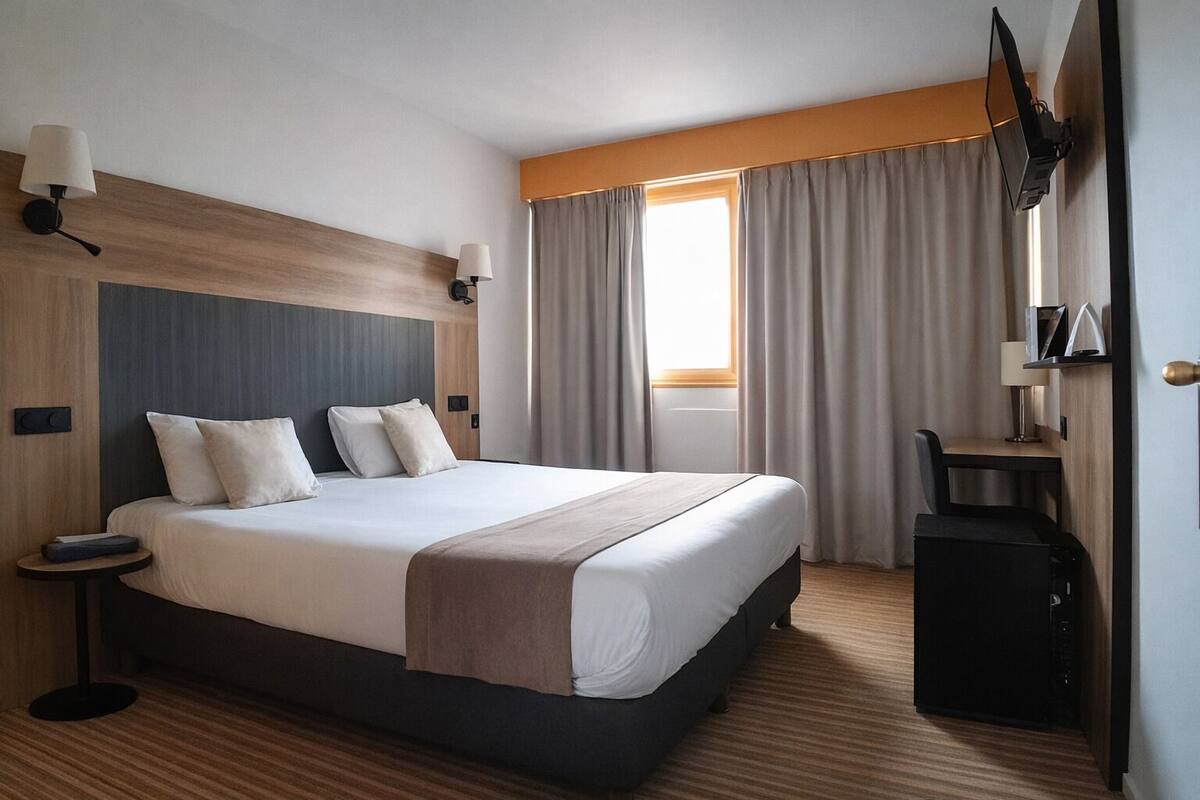 Club Room | 1 bedroom, desk, blackout drapes, bed sheets