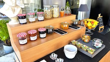 Daily continental breakfast (EUR 12 per person)