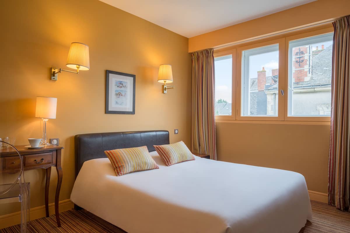 1 bedroom, desk, blackout drapes, bed sheets