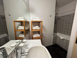 Quadruple Room | Bathroom | Hair dryer, towels - The Originals City, Hôtel Napoléon, La Roche-sur-Yon (La Roche-sur-Yon)