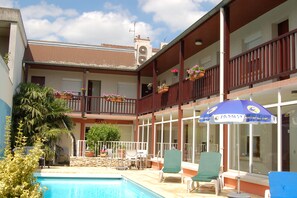 Terrace/patio - Logis Hôtel Au Tambour (Reims)