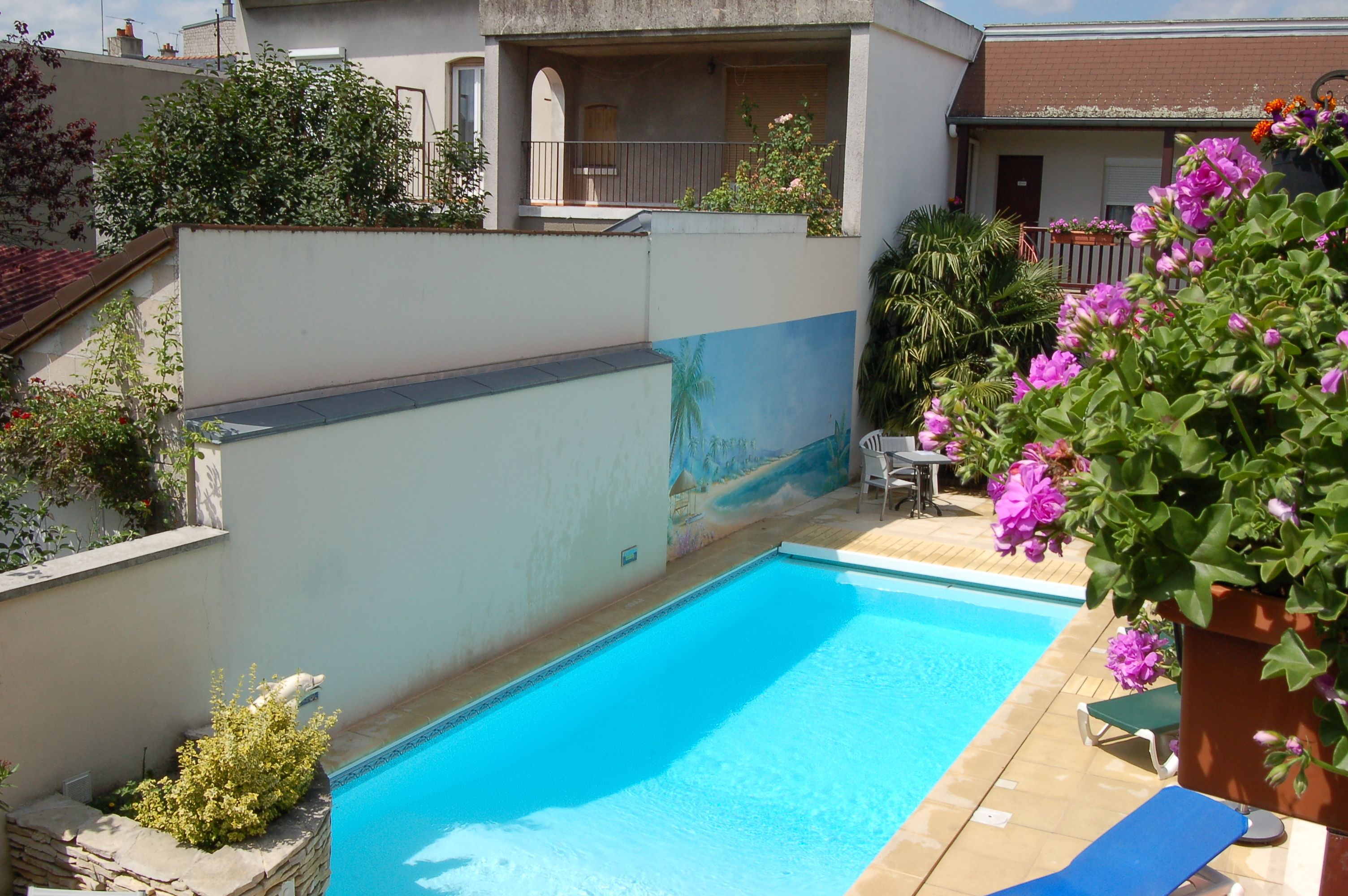 seasonal outdoor pool, pool loungers