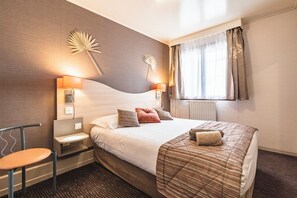 Dobbeltrom | Minibar, safe på rommet, skrivebord og lydisolert