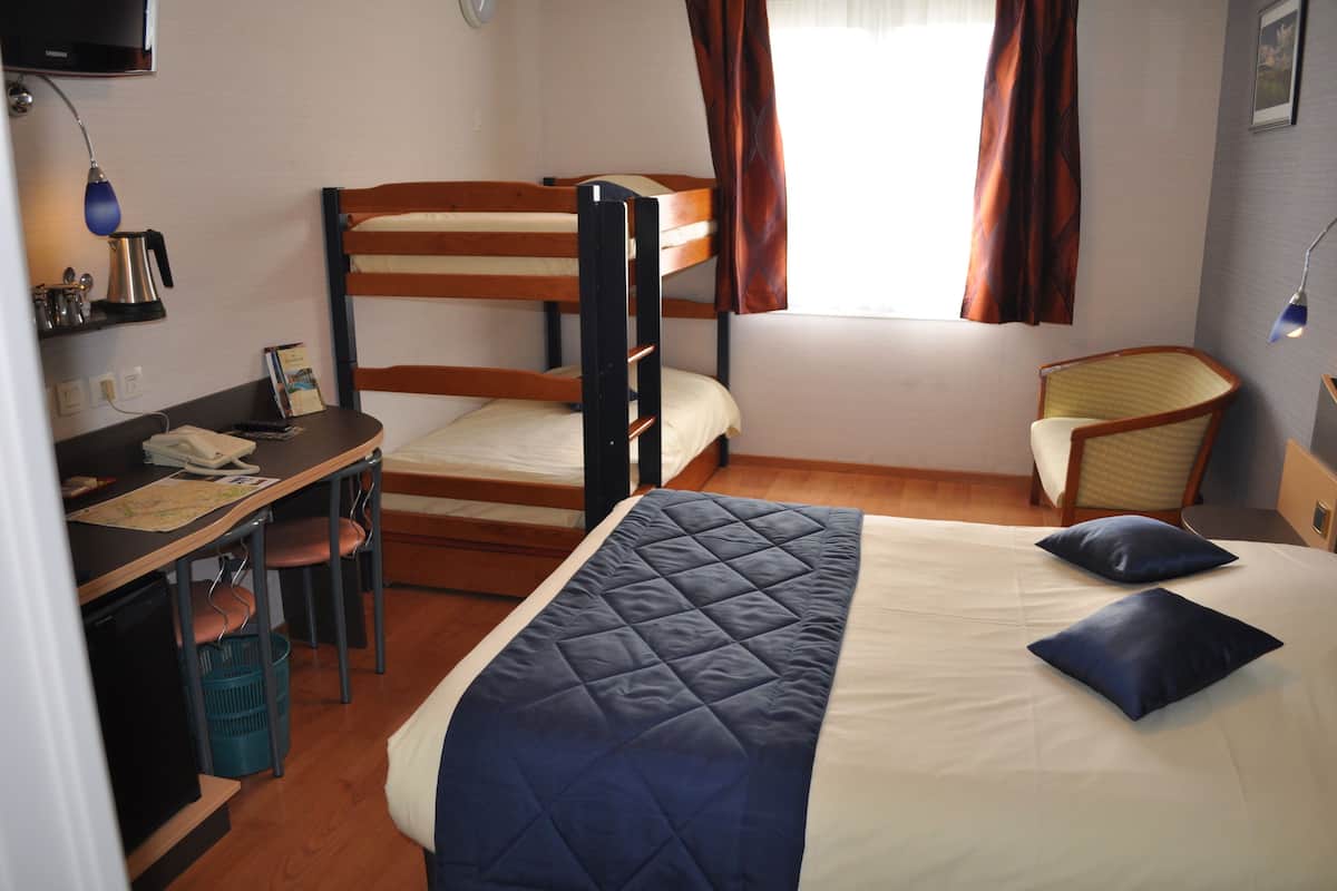 Quadruple Room | Bar mini, peti besi dalam bilik, meja, kalis bunyi