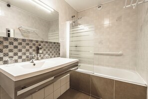Đồ dùng nhà tắm miễn phí, máy sấy tóc, khăn tắm 