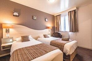 Minibar, caja de seguridad en la habitación y escritorio 