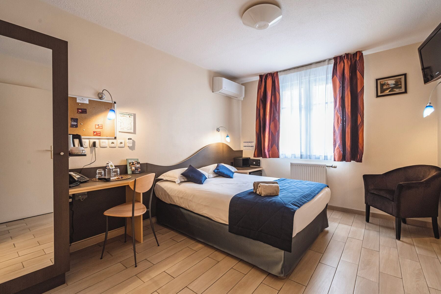 Minibar, coffres-forts dans les chambres, bureau, chambres insonorisées