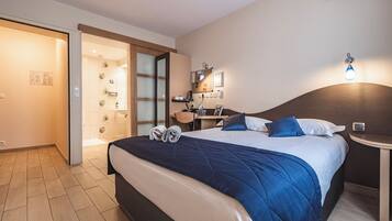 Minibar, safe på rommet, skrivebord og lydisolert