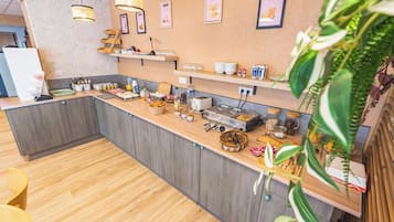 Se ofrece un desayuno bufé todos los días (por un coste adicional)