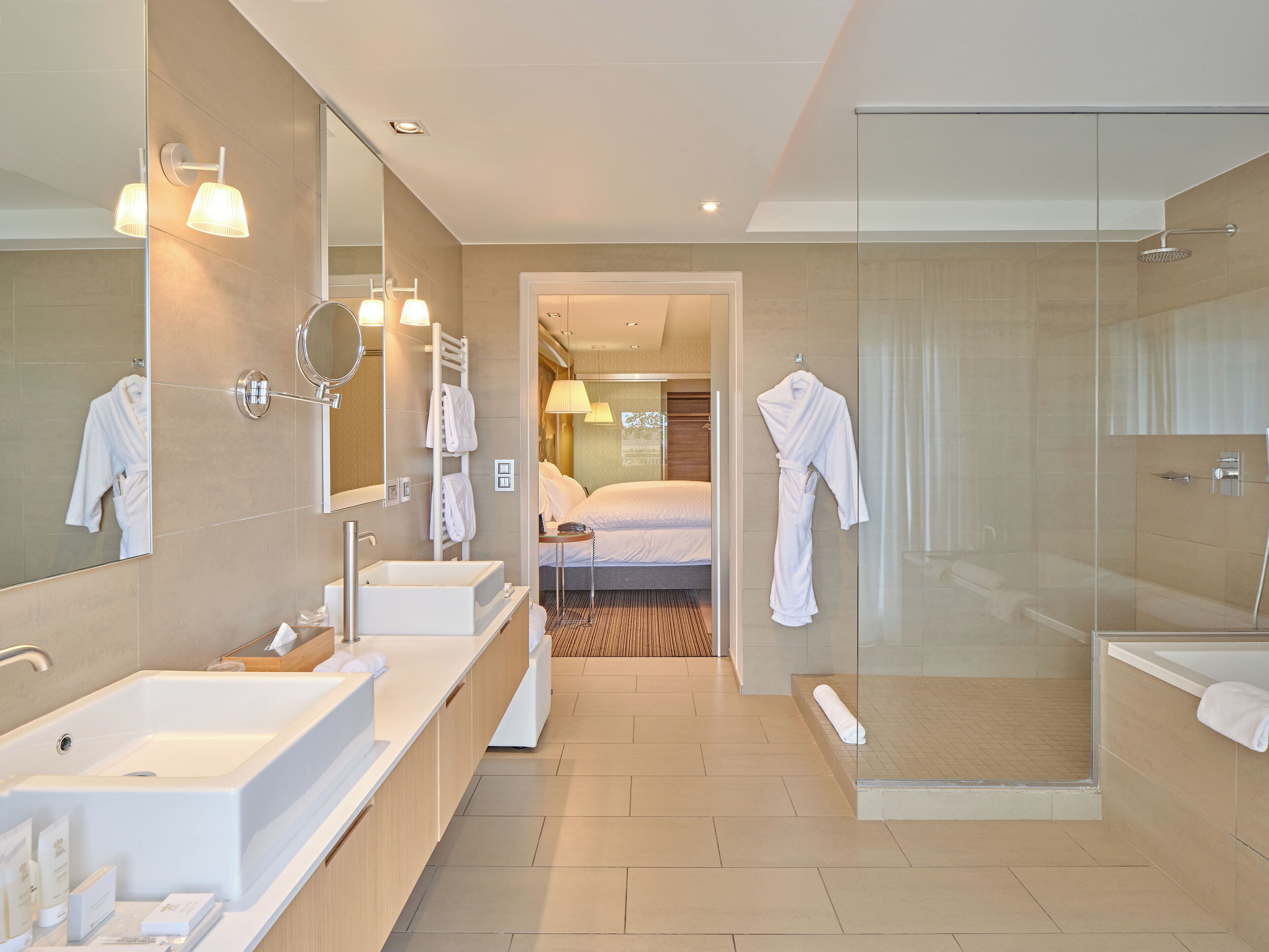 junior suite (vue voisin) | bathroom | separate bathtub and shower, jetted bath, free toiletries, hair dryer