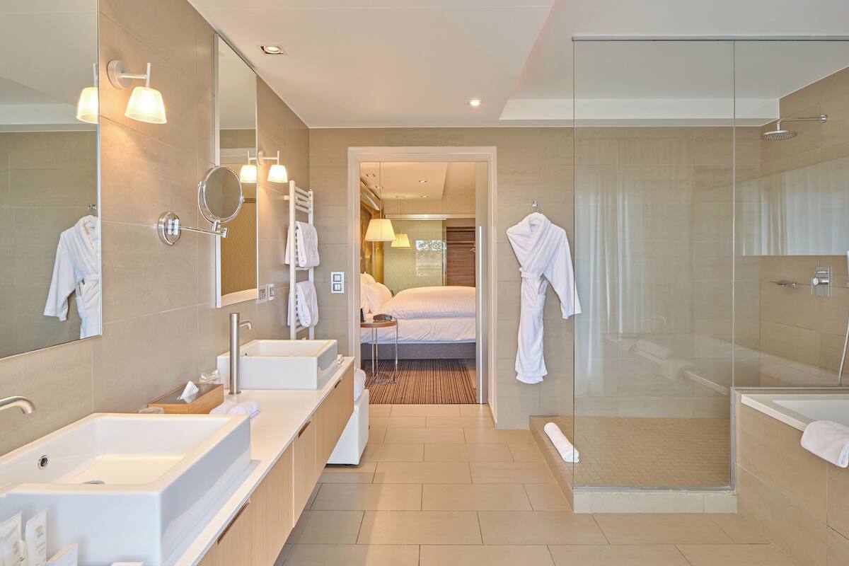 junior suite (vue voisin) | bathroom | separate bathtub and shower, jetted bath, free toiletries, hair dryer