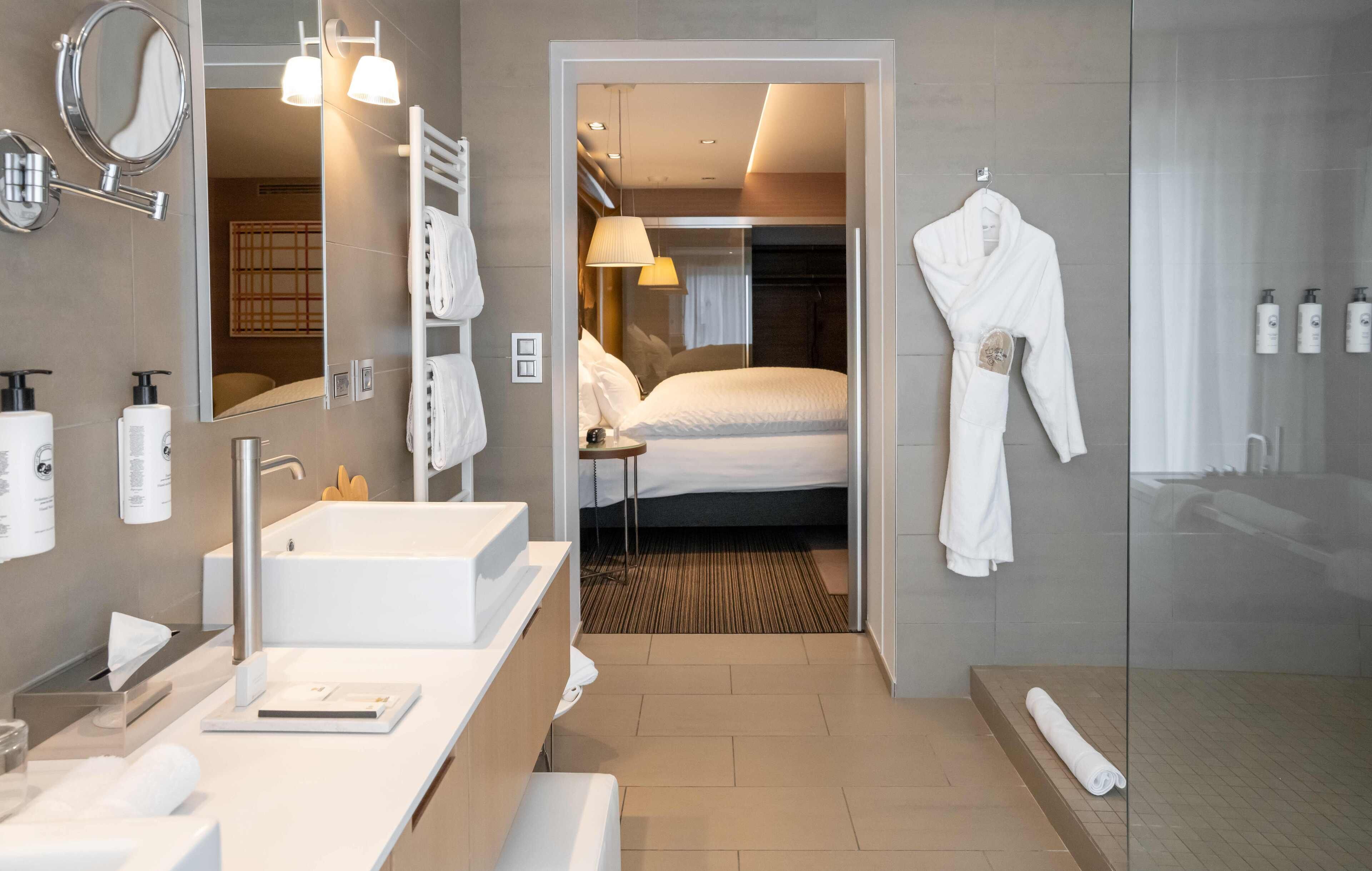 junior suite (vue voisin) | bathroom | separate bathtub and shower, jetted bath, free toiletries, hair dryer