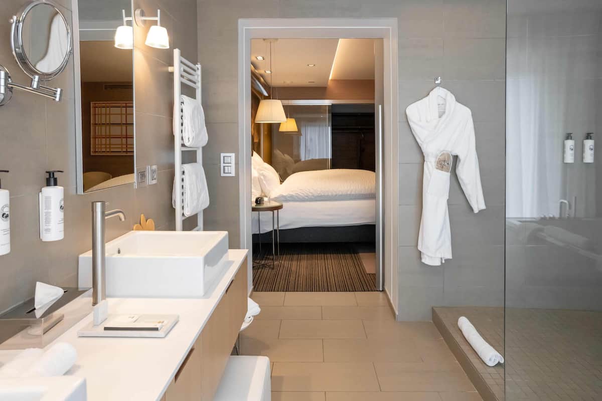 junior suite (vue voisin) | bathroom | separate bathtub and shower, jetted bath, free toiletries, hair dryer
