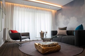 Suite, balkong | Oppholdsområde | En 180-centimeters Flatskjerm-TV med kabel-kanaler samt TV