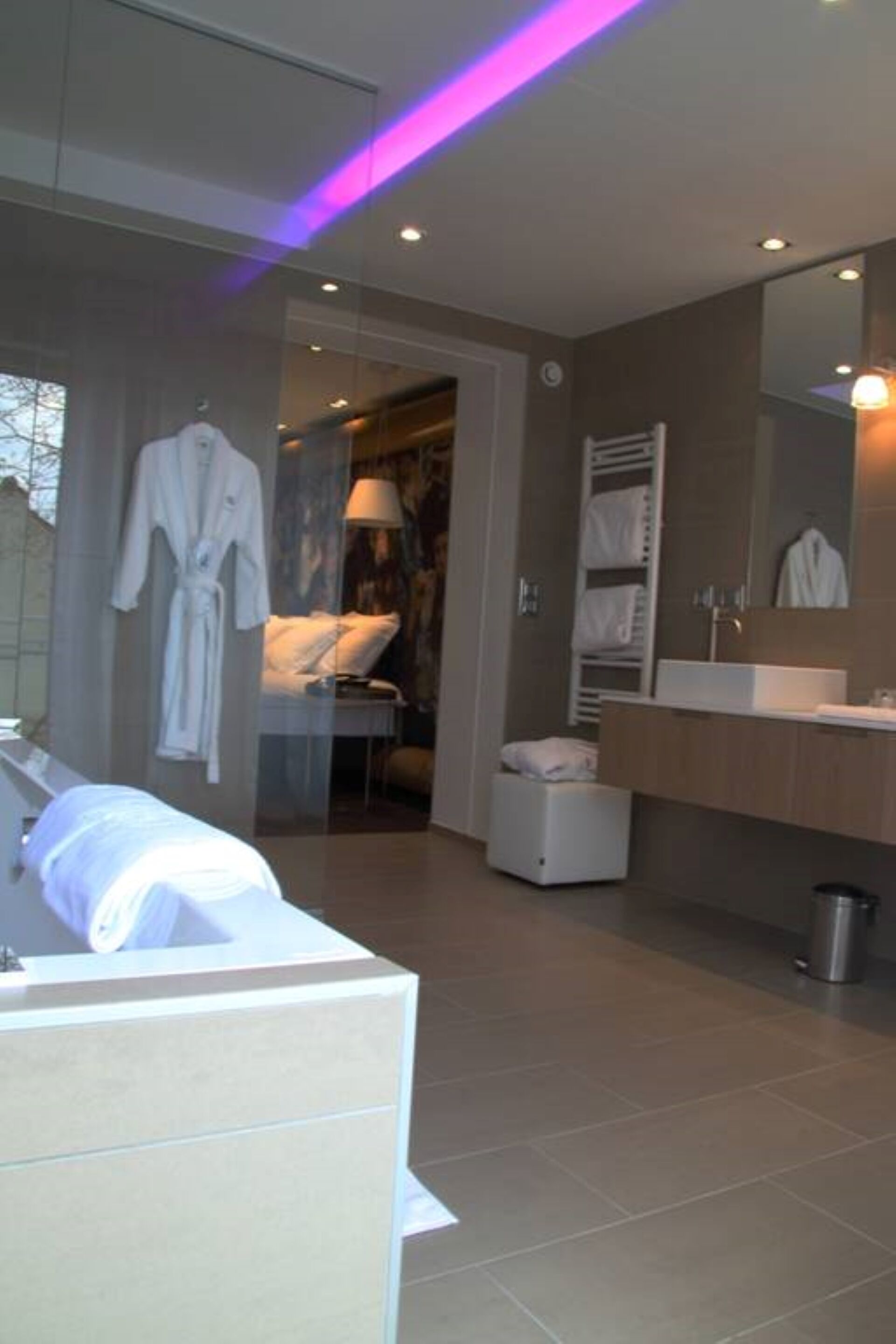 suite, balcony | bathroom | separate bathtub and shower, jetted bath, free toiletries, hair dryer