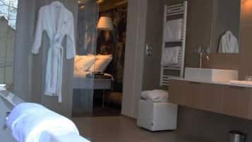 Suite avec Balcon | Salle de bain | Baignoire et douche séparées, articles de toilette gratuits