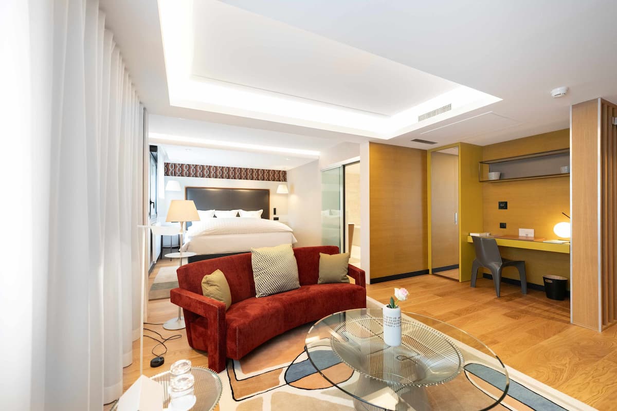Kahden hengen deluxe-huone | Minibaari, tallelokero huoneessa, ilmainen Wi-Fi, vuodevaatteet