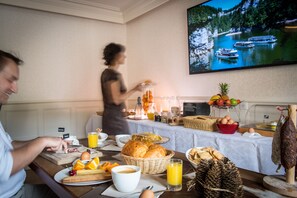 Buffet breakfast for a fee - Le France (Villers-le-Lac)