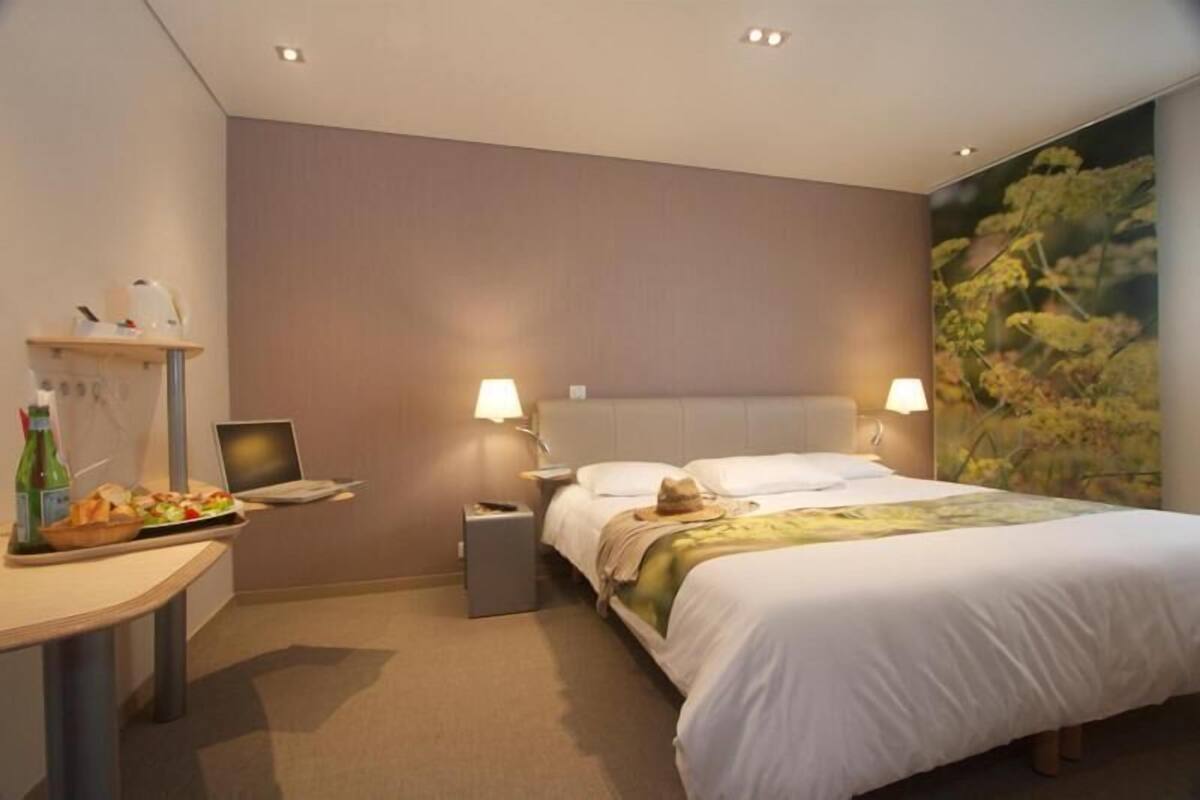 soundproofing, free wifi, bed sheets, wheelchair access