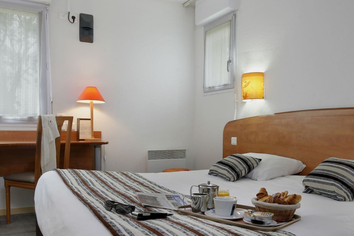 Kamar Double Standar | Kedap suara, Wi-Fi gratis, dan seprai linen