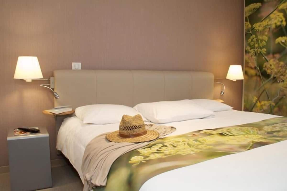 soundproofing, free wifi, bed sheets, wheelchair access