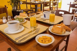 Se ofrece un desayuno bufé todos los días (por un coste adicional)