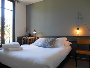 Klassieke tweepersoonskamer | Luxe beddengoed, bedden met traagschuimmatrassen, een bureau