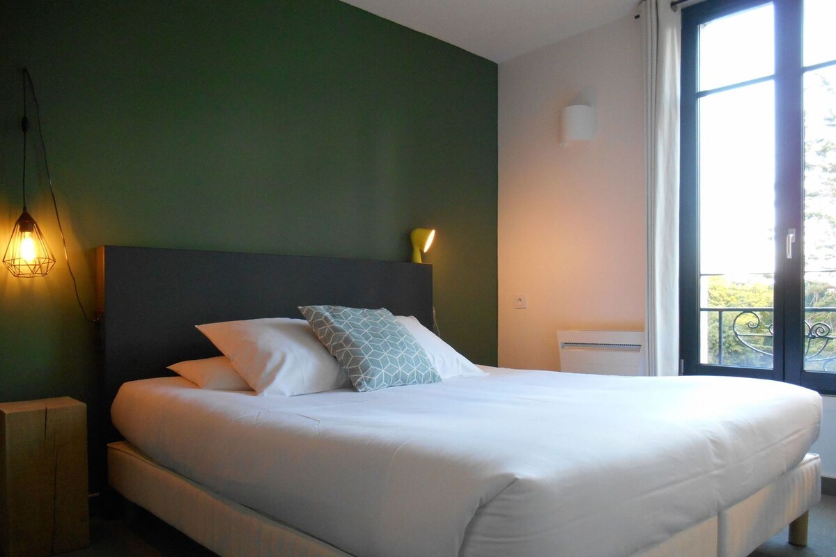 Hochwertige Bettwaren, Betten mit Memory-Foam-Matratzen, Schreibtisch