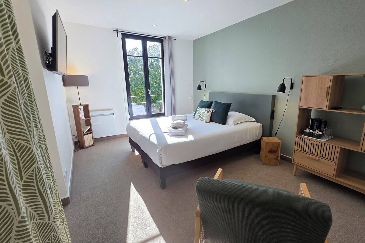 Signature suite | Luxe beddengoed, bedden met traagschuimmatrassen, een bureau