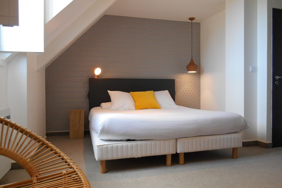 Hochwertige Bettwaren, Betten mit Memory-Foam-Matratzen, Schreibtisch