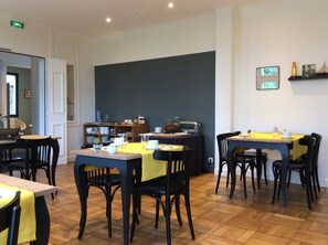 Café da manhã com buffet todos os dias mediante uma taxa