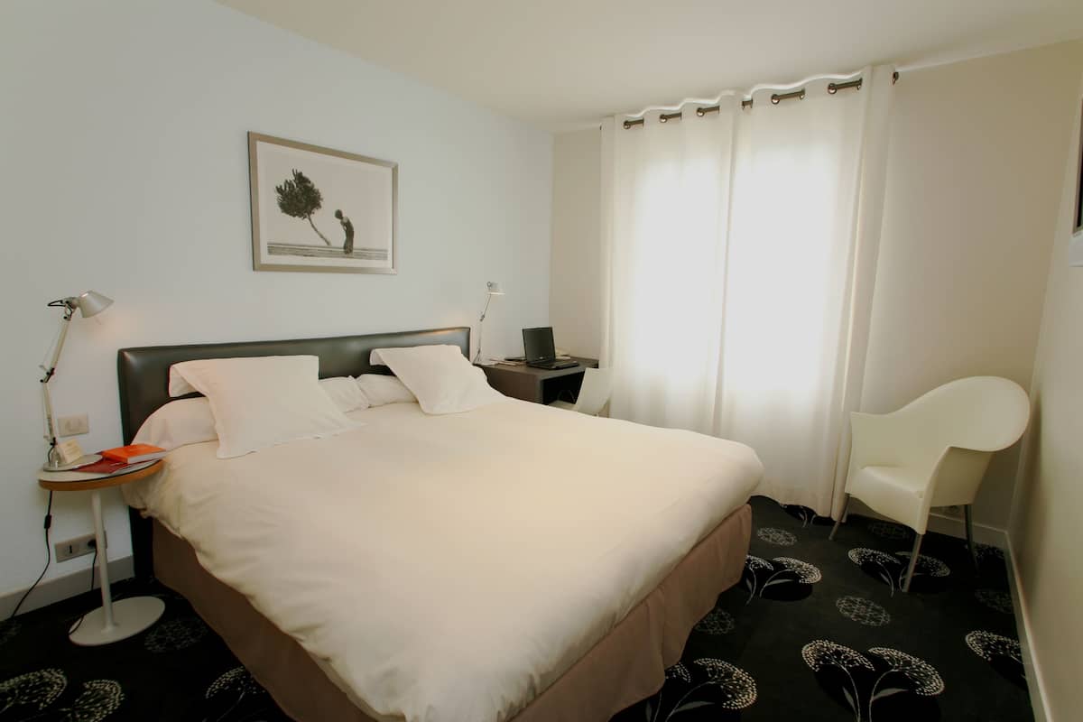 Desk, soundproofing, iron/ironing board, free WiFi