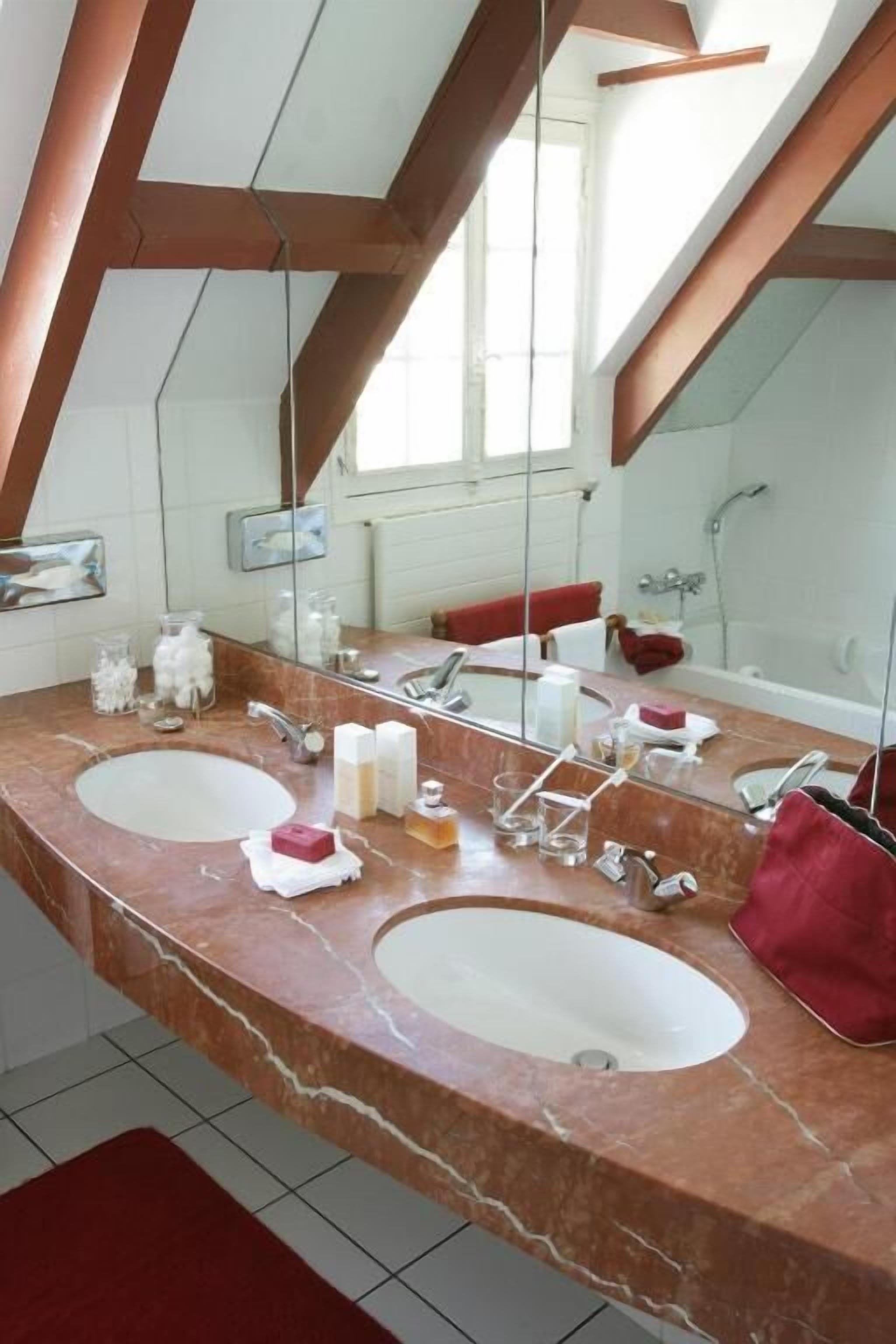 suite au moulin | bathroom | free toiletries, towels, soap, shampoo