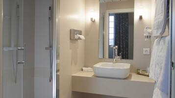 Double Room (Salon) au Moulin | Bathroom | Free toiletries, towels, soap, shampoo
