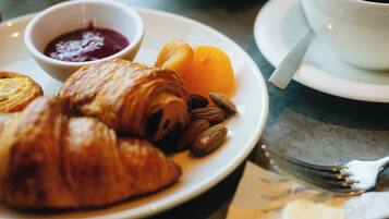 Daily continental breakfast (EUR 15 per person)