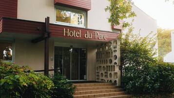 A building with a sign reading "Hotel du Parc."