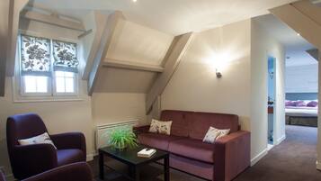 Suite au Moulin | Living room | 40-cm flat-screen TV with satellite channels, TV