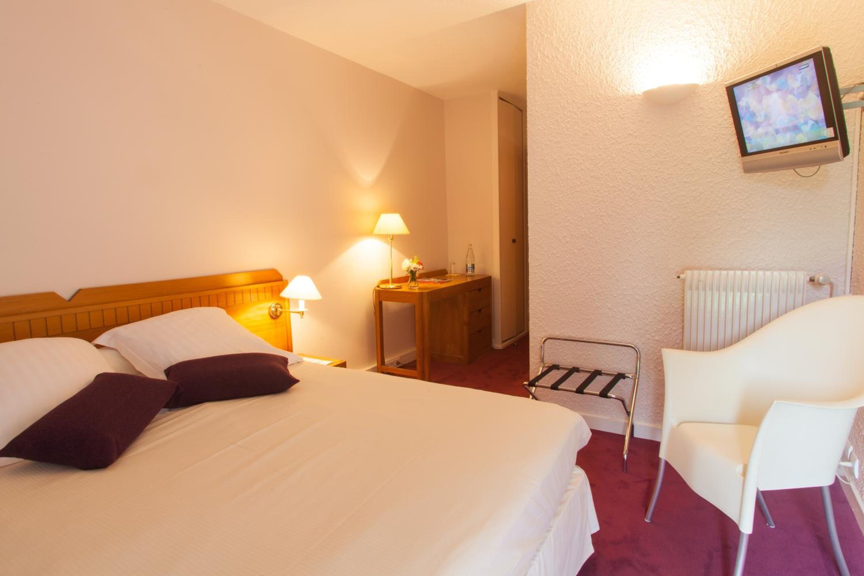 double room à l'hôtel du parc | desk, soundproofing, iron/ironing board, free wifi