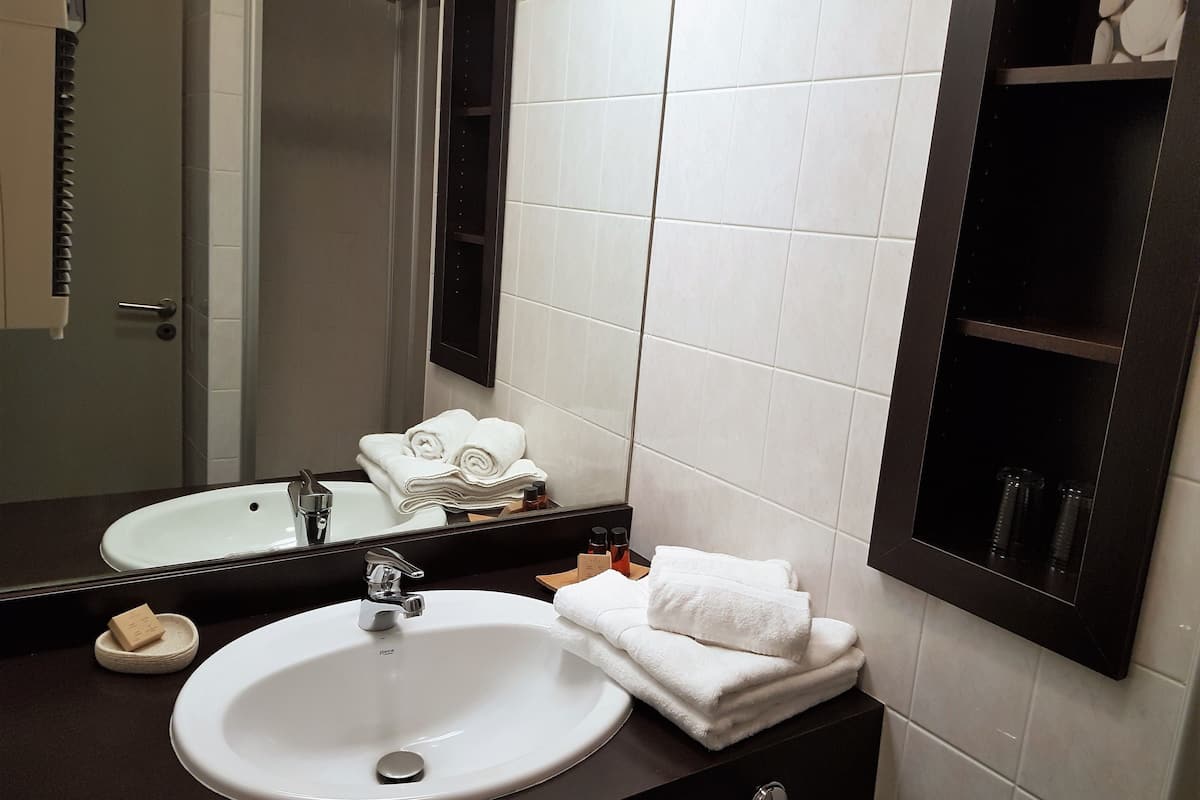 superior double room, sea view | bathroom
