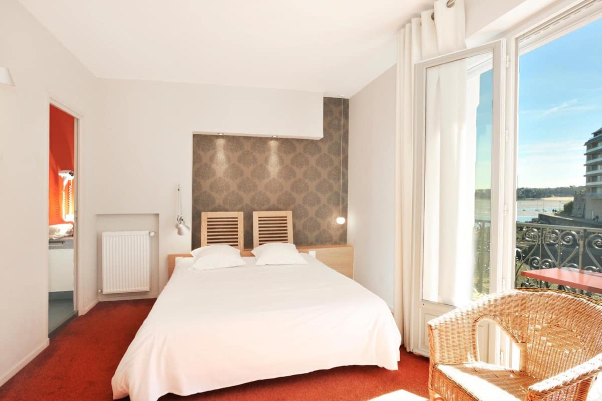 Superior Double Room, Balcony, Sea View | Free WiFi, bed sheets