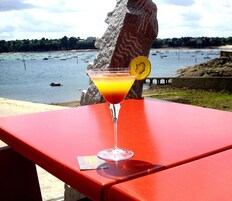 Se sirven desayunos, almuerzos y cenas; con vista a la playa