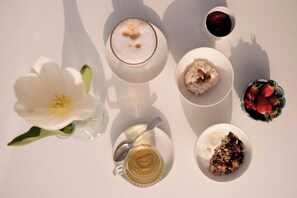 Breakfast, lunch, dinner served; beach views  - Hotel de la Vallee (Dinard)